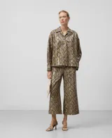 Pantalón culotte de poliéster con estampado animal print, pierna recta y largo sobre el tobillo.