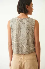 Musculosa corta sin mangas con cuello redondo y estampado de piel de serpiente en tonos grises.
