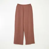 Pantalón ancho color ladrillo, de punto crepé con textura tipo waffle y cintura con cordón ajustable.