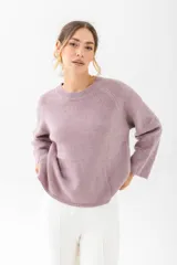 Sweater marrón de punto con cuello redondo y mangas largas.