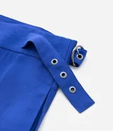 Pantalón de vestir azul eléctrico, de corte recto, con bolsillos laterales y traseros. Se ajusta a la cintura con hebillas laterales.