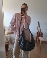 Camisa a rayas verticales rojas y blancas con cuello con solapa marrón y lazo al cuello.