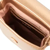 Bandolera mini color rosa gold de símil cuero rígido, con acceso de solapa y herrajes plateados. Tiene correa regulable, un compartimento y un bolsillo interno abierto. El interior es de tela de algodón y poliéster.