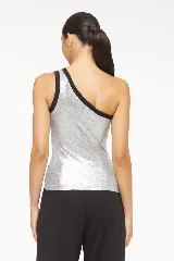 Blusa plateada de un hombro con ribete negro.