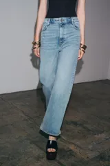 Pantalón de jean azul oscuro, de tiro alto, corte wide leg y largo al tobillo.