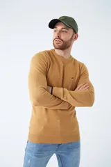 Sweater negro de algodón con cuello redondo y logo bordado en el pecho.