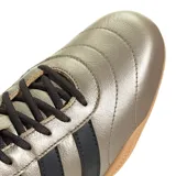 Championes Adidas Grand Court Lo color gris metalizado con las tres tiras laterales en negro y suela de goma color caramelo.