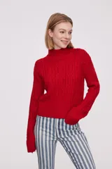 Sweater azul con cuello alto y diseño de trenzas.