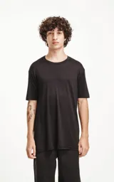 Remera negra de corte recto y mangas cortas.