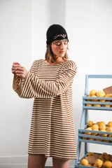 Vestido corto a rayas marrones y beige, de corte holgado y mangas acampanadas.