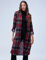 Camisa de cuadros en tonos grises y negros, con corte largo y botones frontales.