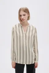 Blusa de viscosa a rayas verticales color beige y gris, con cuello mao y cierre parcial con botones.