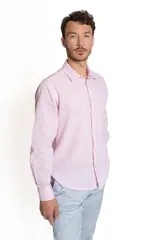 Camisa de vestir rosada de lino y algodón, de manga larga y corte clásico.
