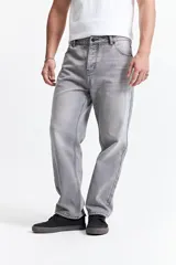 Pantalón de jean celeste claro, corte amplio y tiro medio. Confeccionado en 98% algodón y 2% spandex, con pasacintos.