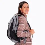 Mochila unisex color naranja y marrón de 22 litros, fabricada en poliéster rip-stop con tratamiento repelente al agua y cobertor impermeable de alta visibilidad. Cuenta con cinturón lumbar, respaldo acolchado con Mesh Foam Core, cinta Daisy chain, bolsillos laterales para botellas, ajuste de cinta de pecho con silbato y bolsillo para llaves en la hombrera.