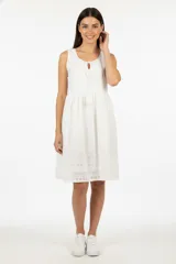 Vestido mini blanco de algodón con bordado calado en el ruedo, sin mangas, con lazo en el escote y cuello redondo.