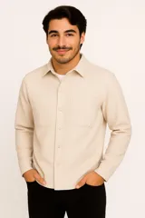 Camisa negra de poliéster con solapa, cierre con botones y mangas largas.
