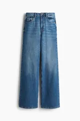 Pantalón de jean azul denim de corte ancho, tiro alto y cinco bolsillos.