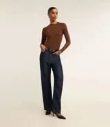 Blusa negra de mangas largas, confeccionada en viscosa sostenible, con cuello redondo y sisas raglán.