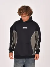 Buzo canguro negro con capucha, corte holgado y detalle de panel lateral en color verde oliva con ribete blanco. Presenta un estampado frontal con las letras "GTR".