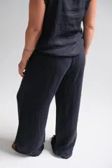 Pantalón palazo azul marino confeccionado en lino italiano, con cintura elástica.