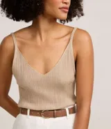 Musculosa color beige de punto canelado con hilo metalizado y escote en V.