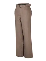 Pantalón de pierna recta y tiro alto color beige, con bolsillos estilo carpintero y cinturón con hebilla metálica.