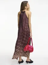 Vestido largo con estampado abstracto en tonos marrones, con cuello halter que se ajusta con lazos finos.