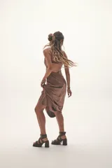 Sandalias negras con textura de cocodrilo, plataforma cuadrada, tacón ancho y pulsera con hebilla dorada.