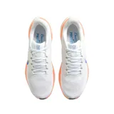 Championes de running Nike Pegasus 41, color blanco con detalles en naranja y azul.