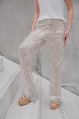 Pantalón palazzo color beige con lentejuelas peltre bordadas y flecos.