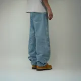 Pantalón de jean celeste, corte ultra baggy con diseño de paneles y costuras a la vista.