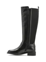 Bota de mujer de caña alta en color negro, con detalle de hebilla decorativa y suela plana.