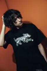 Remera negra de corte regular fit, con estampa plastisol de un perro celeste.