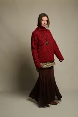 Sweater de lana tejido a mano en Uruguay, de calce holgado, con cuello polera y puños.