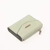 Billetera pequeña color verde agua con cierre de cremallera y aplique metálico rectangular.