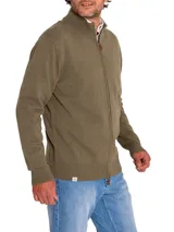 Sweater color café de tejido de punto, con cuello alto, cierre frontal completo y mangas largas.