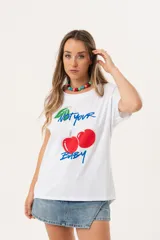 Remera blanca de manga corta con estampado de cerezas y texto en azul.