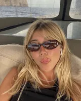 Lentes de sol ovalados con montura carey y lentes marrones con filtro UV400.