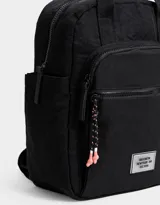 Mochila negra de tela deportiva con doble bolsillo frontal con cierre, correas regulables, cierre superior y tag de goma.