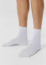 Kit de tres pares de medias blancas de algodón elastizadas, de corte medio.