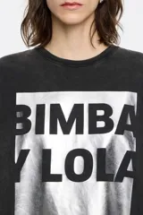 Remera negra de algodón con logo de la marca Bimba y Lola estampado en plateado en el frente.