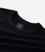 Remera masculina negra de manga corta, cuello redondo y corte relaxed, confeccionada en algodón y poliéster con textura de mini waffle.