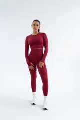 Remera deportiva color borgoña, de calce ajustado, con mangas largas y orificios para los pulgares.