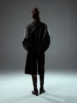 Chaqueta bomber negra de cuero sintético con cierre frontal y cuello clásico.