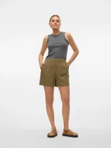 Musculosa gris de algodón con cuello redondo y corte ajustado.