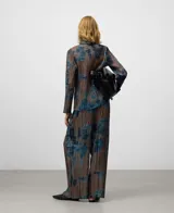 Blazer de mujer con solapa, manga larga y cierre de dos botones al frente. El tejido es plisado (crinkle) y presenta un estampado abstracto en tonos marrón y azul.