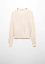 Cárdigan de punto fino color crema, con cuello redondo, manga larga y cierre frontal con botones.