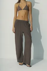 Pantalón de lino color beige, de corte palazzo con cintura elastizada.