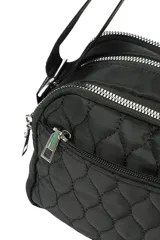 Bandolera color beige con diseño acolchado. Tiene correa larga regulable y cierre superior.